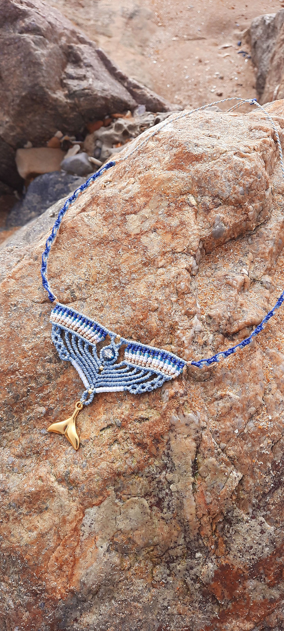 Collier micro-macramé Baleinô : collier tissé en fils de polyester ciré de couleurs, bleu marine, bleu jean, blanc et sable,