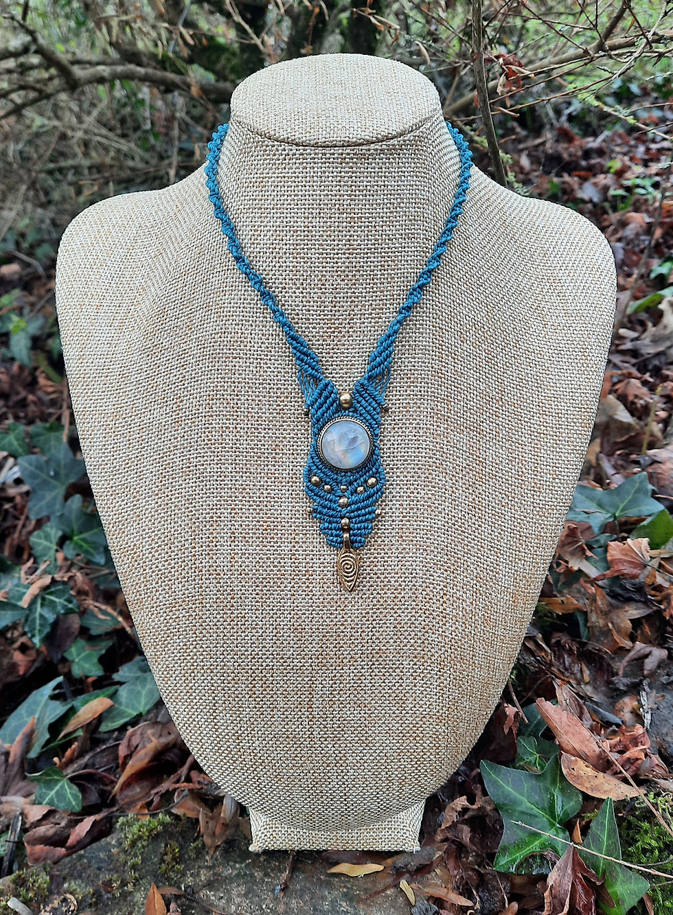 Collier micro-macramé Pendule Pierre de Lune : collier tissé en fil polyester ciré de couleur bleu canard avec, au centre une
