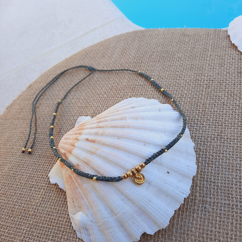 Collier micro-macramé Bali : collier en fil de polyester ciré de couleur vert fougère, agrémenté au centre d'une breloque ron