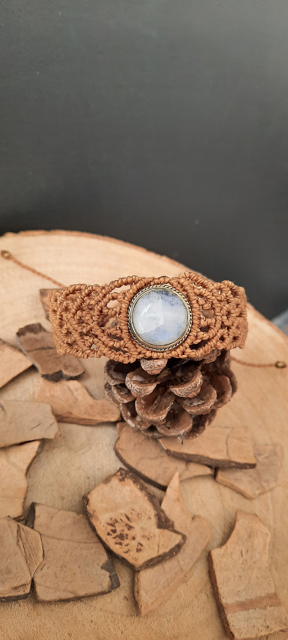 Bracelet micro-macramé Lunaire : bracelet manchette en fil polyester ciré de couleur camel agrémenté d'un cabochon en pierre