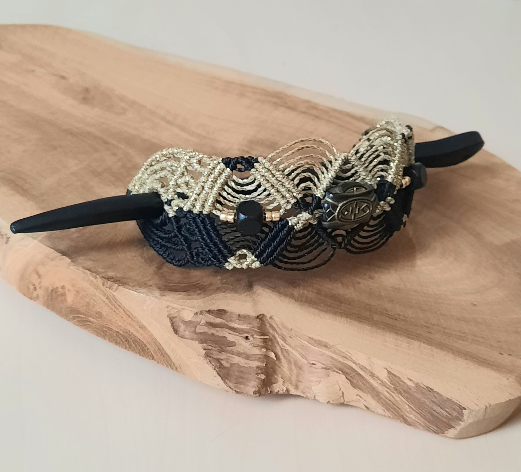Barrette bâton micro-macramé Soir de Fête : réalisée en fils de polyester ciré de couleurs noir et doré agrémentée d'une perl