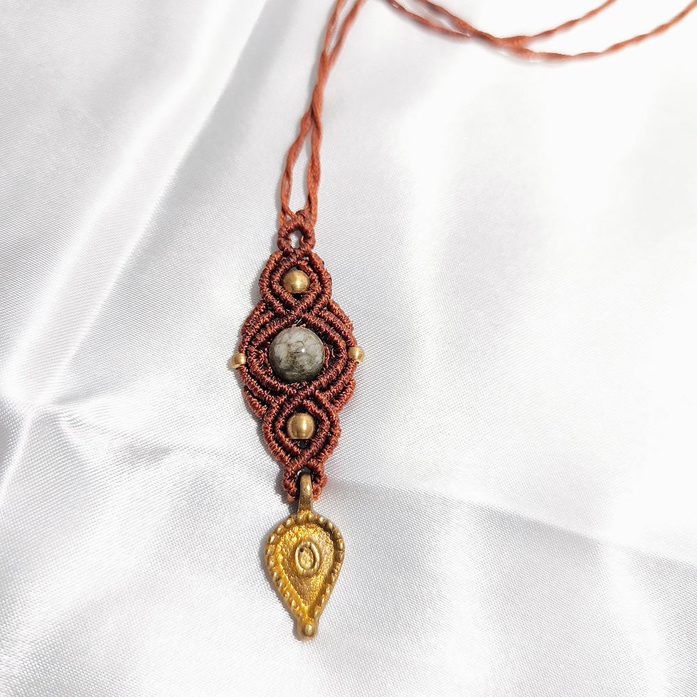 Κολιέ – Σελιδοδείκτης με χάντρα και μπρας στοιχείο καφεκόκκινο με πράσινη χάντρα