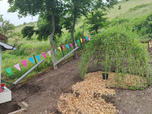 Tipi im Garten läd zum verweilen ein.