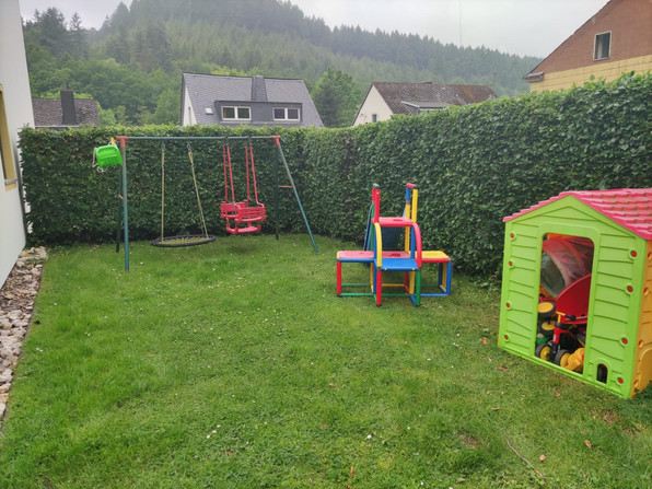 Verschiedene Spielgeräte laden im Garten zur Bewegung ein