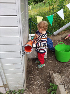 im Garten wird das freie Spiel mit eigenkreationen gefördert