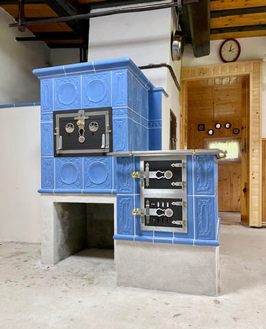 modry kachlovy sporak