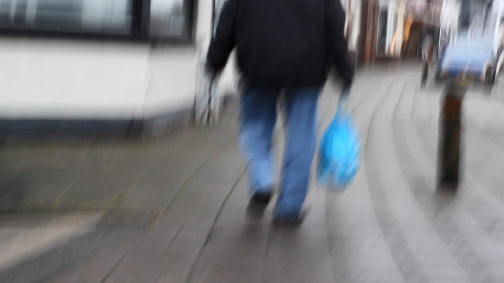 I followed someone for 15 minu.mp4_snapshot_14.35.791