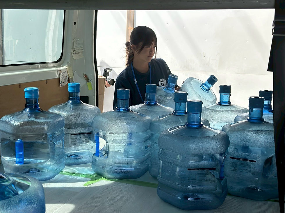 空ボトルを車からおろします。