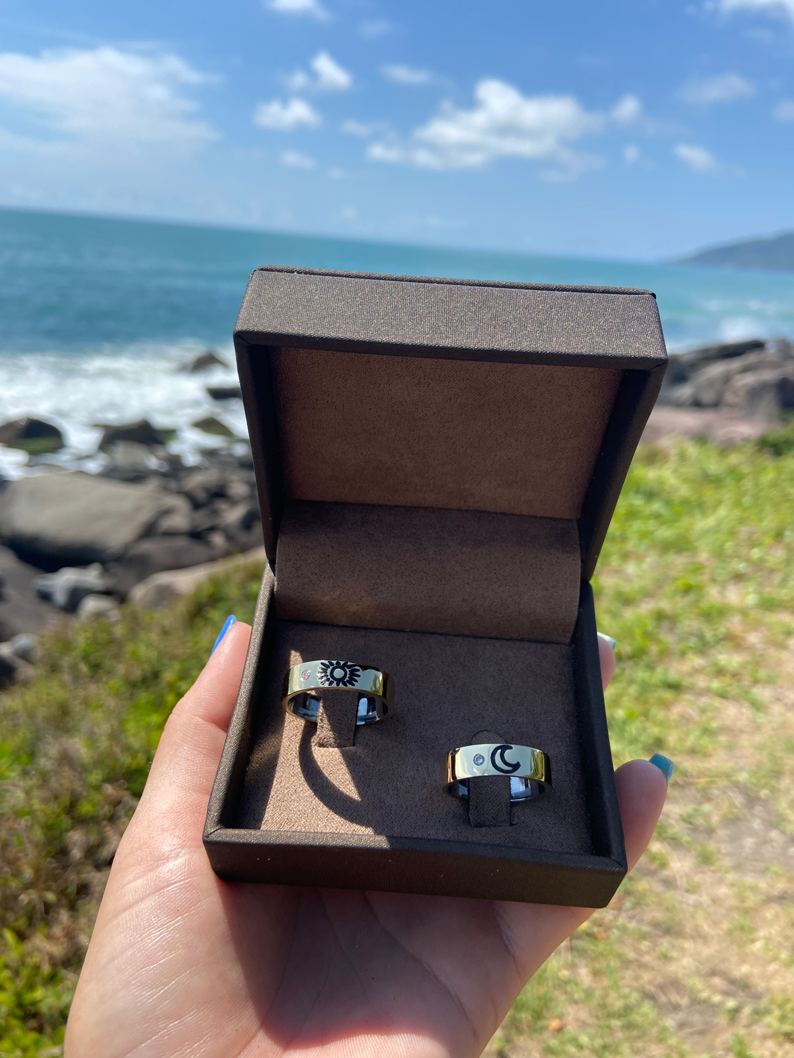 Aliança Sol e Lua com pedras