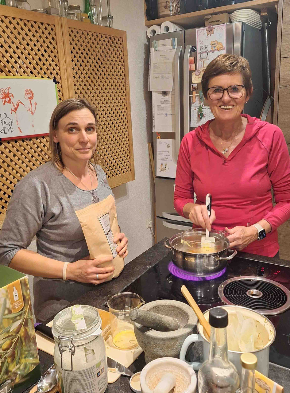 Evelyn Markt Kräuterkurs und Kräuterworkshop mit heimischen Heilpflanzen und Heilkräutern in Langkampfen, Bezirk Kufstein, Tirol, Österreich – Herstellung einer selbstgemachten Heilsalbe beim regelmäßigen Kräutertreff.
