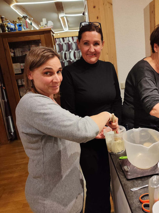 Evelyn Markt Kräuterkurs und Kräuterworkshop mit heimischen Heilpflanzen und Heilkräutern in Langkampfen, Bezirk Kufstein, Tirol, Österreich – genaues und sauberes Arbeiten spielt eine wichtige Rolle bei der Herstellung von Heilpflanzen-Auszügen und Naturprodukten im Kräuterkurs.