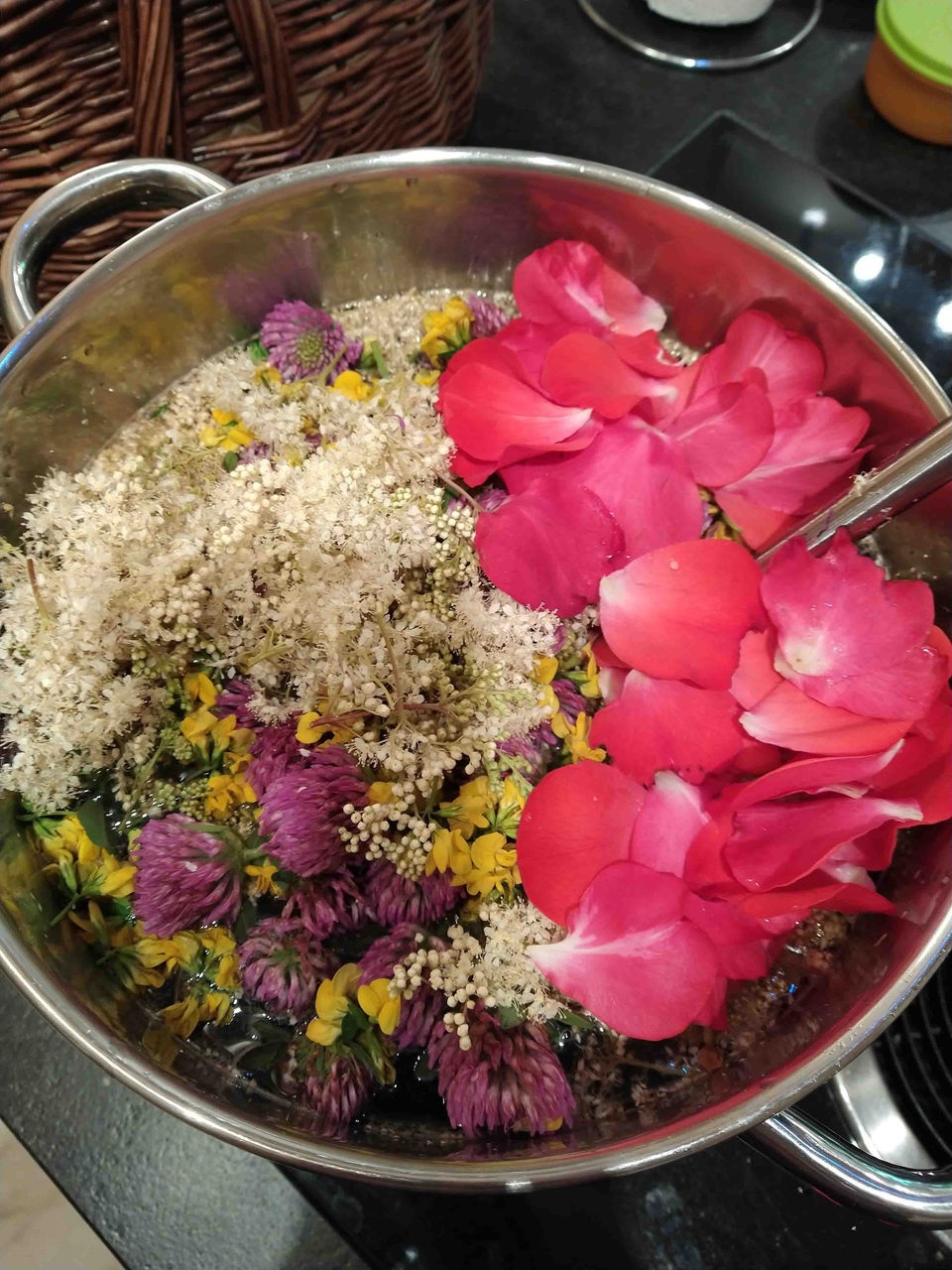 Evelyn Markt Kräuterkurs und Kräuterworkshop mit heimischen Heilpflanzen und Heilkräutern in Langkampfen, Bezirk Kufstein, Tirol, Österreich – Herstellung eines Sommerblüten-Sirups aus frisch geernteten Blüten im Rahmen eines praxisnahen Kräuterkurses.