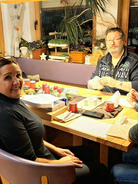 Evelyn Markt Kräuterkurs und Kräuterworkshop mit heimischen Heilpflanzen und Heilkräutern in Langkampfen, Bezirk Kufstein, Tirol, Österreich – gute Stimmung, gemeinsames Lernen und wertvoller Wissensaustausch bei einem regelmäßigen Kräutertreff in geselliger Runde.