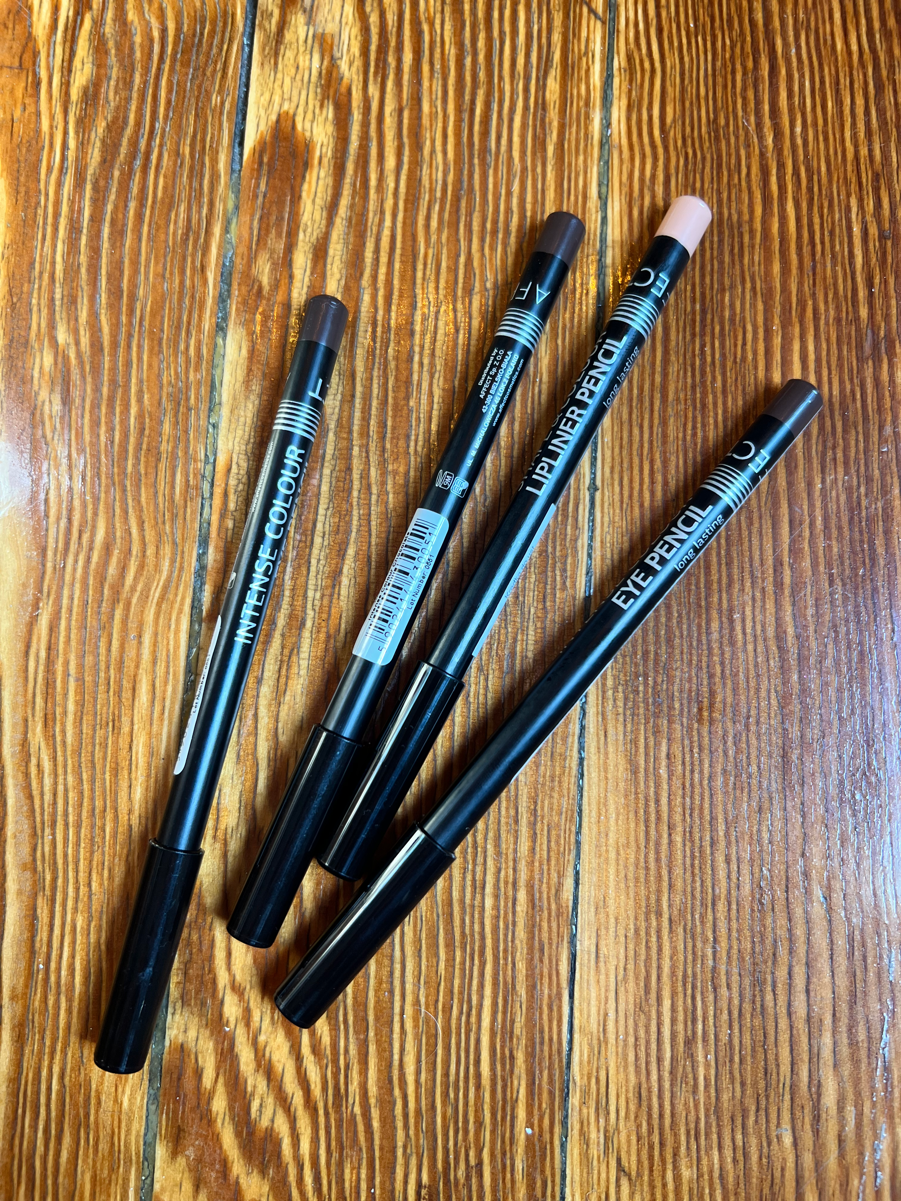 Lápiz de ojos de larga duración Intense Colour CHOCOLATE