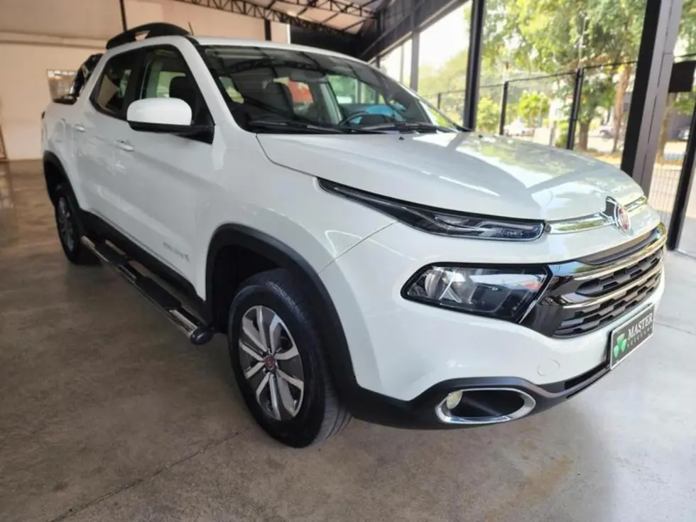 Fiat Toro branco estacionado