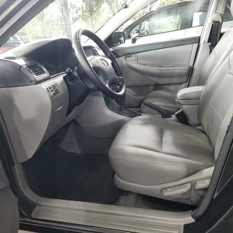 Interior de carro, volante e bancos cinzentos