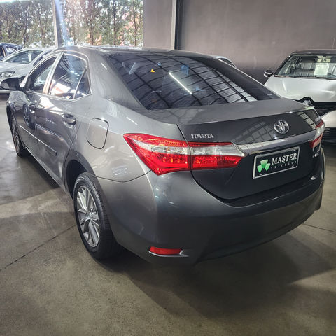 Toyota Corolla sedan cinza escuro visto por trás