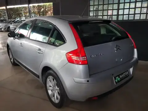 Citroën C4 hatchback prateado, vista traseira