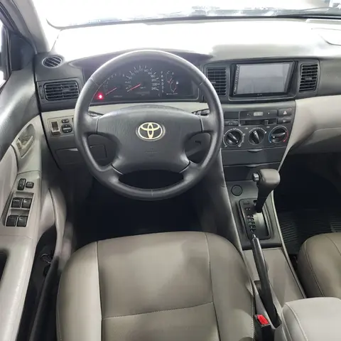 Interior do carro com volante e painel