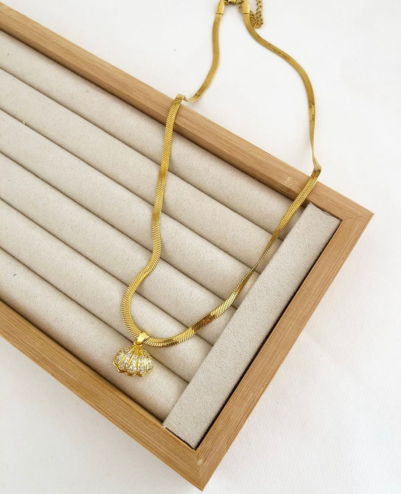 Çelik Midye Taşlı İtalyan Gold Kolye