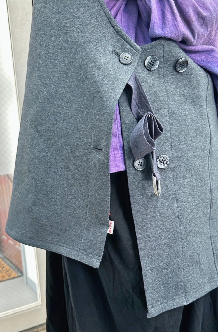 2ndでさらに細かい着用感や付属部分を確認。