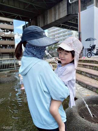ノビシロで水遊びをしている子どもたち