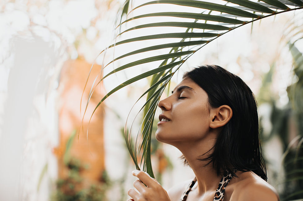 happy-caucasian-woman-posing-exotic-resort-outdoor-shot-blithesome-woman-sniffing-palm-tre