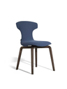 Standalone Montera Mas chair with a sculptural backrest and slim legs, presented to emphasise its balanced proportions