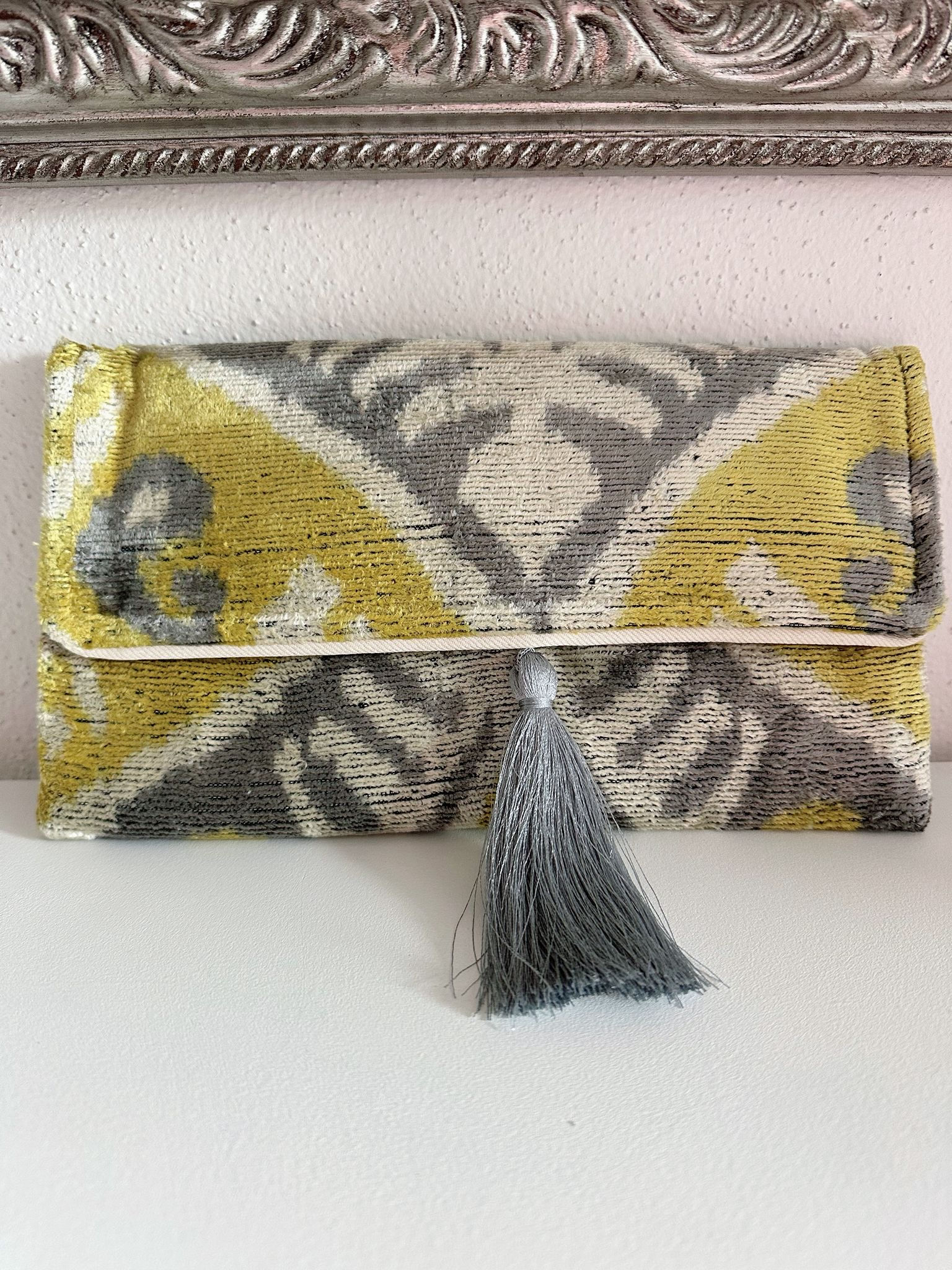 Clutch aus Seidensamt-Ikate, zitronengelb/grau