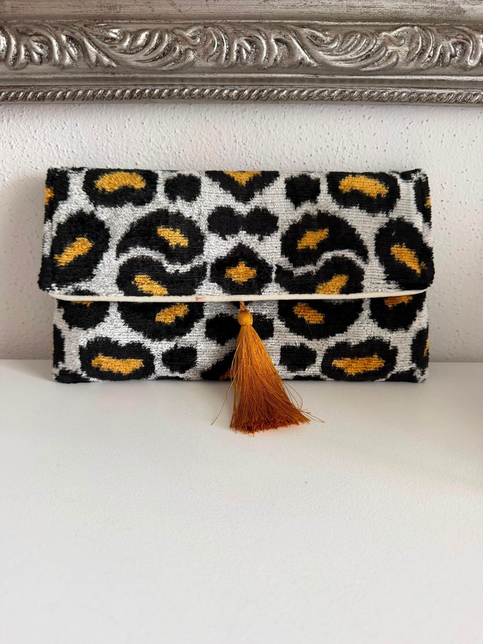 Clutch aus Seidensamt-Ikate, leo