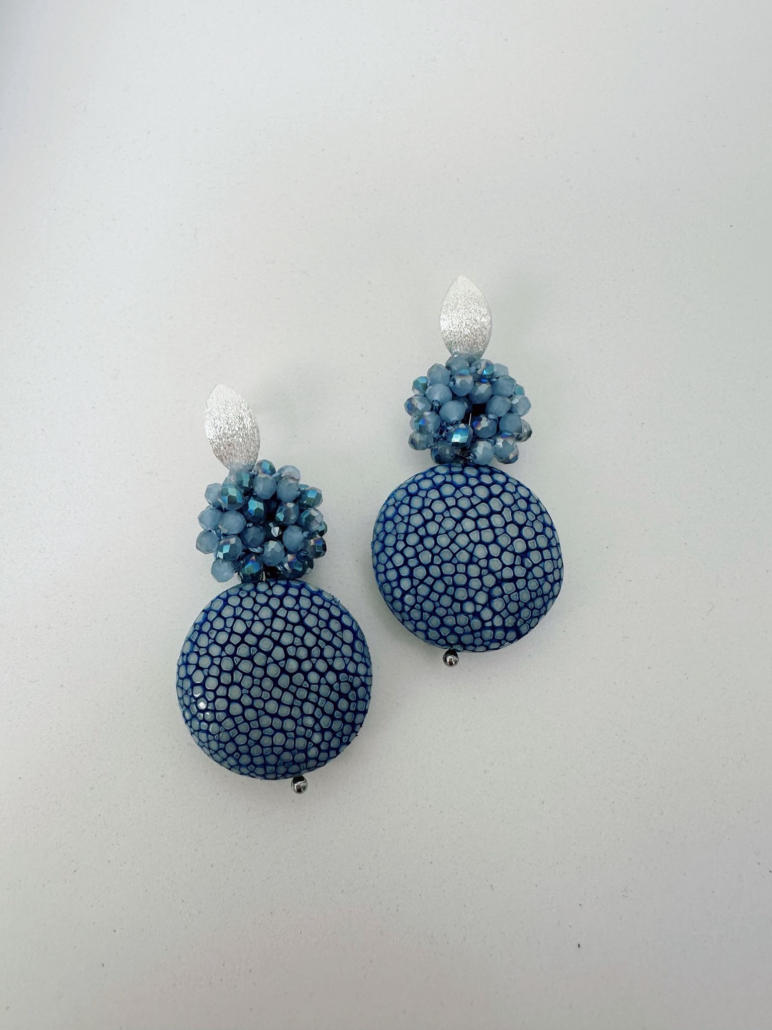 Ohrringe aus Rochenleder blitzblau mit oxfordblauen Glitzersteinchen