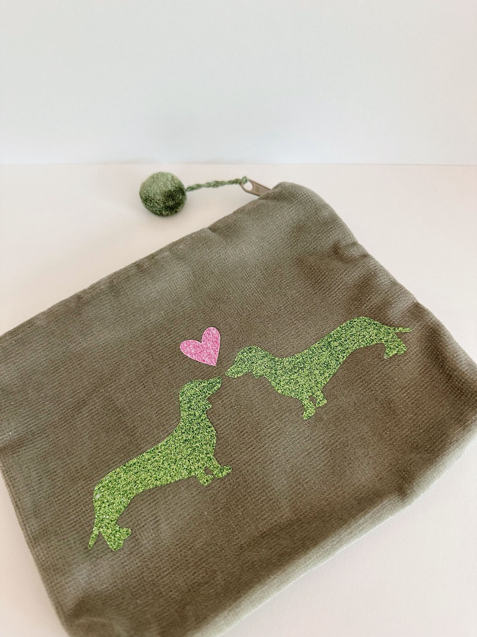 Samttascherl, salbei/grün "Dackelliebe", groß