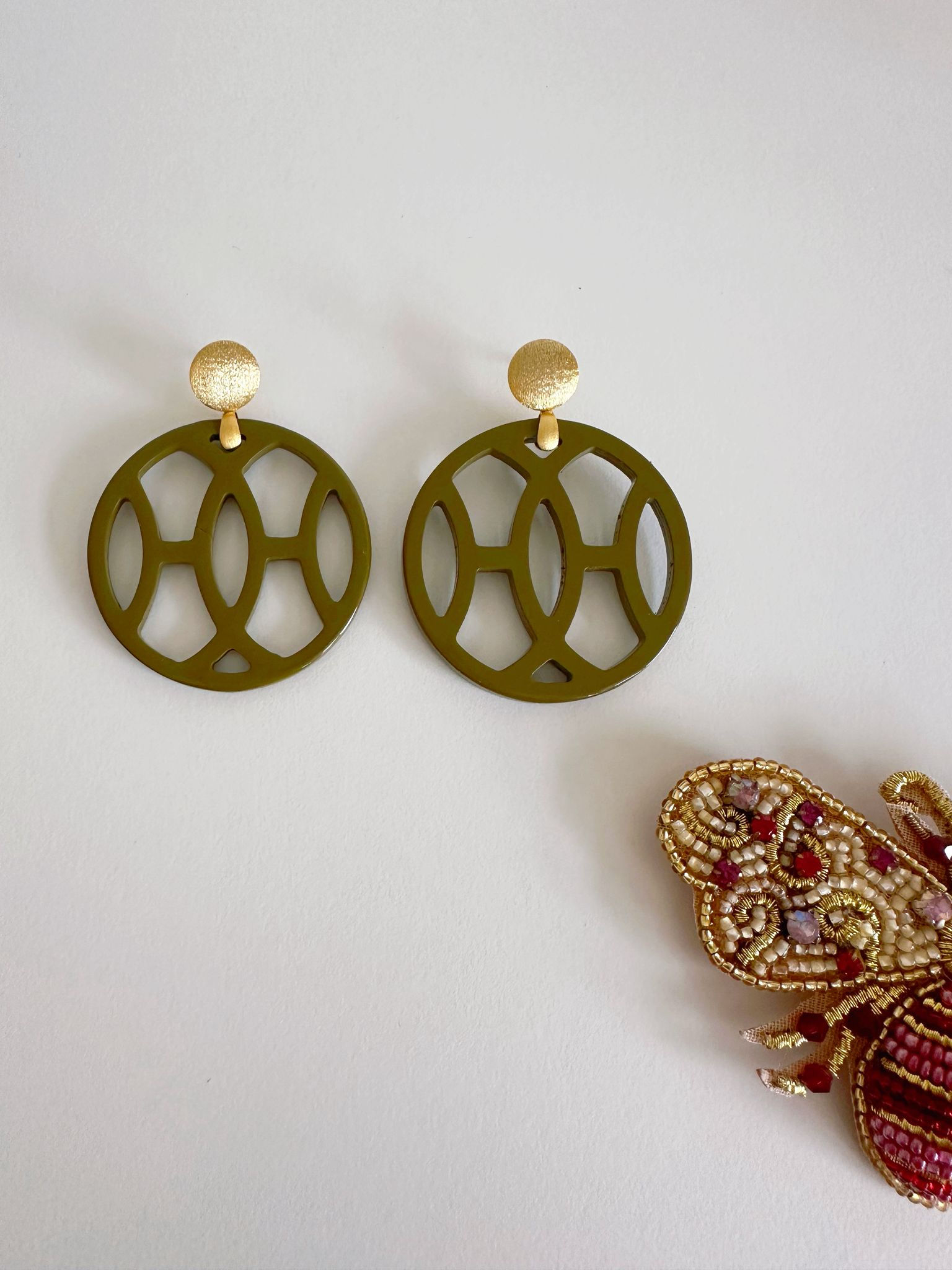 "Margerite" aus Horn, olivegrün