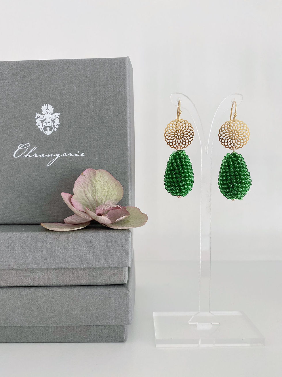 Beerentropfen mit Blume, waldgrün