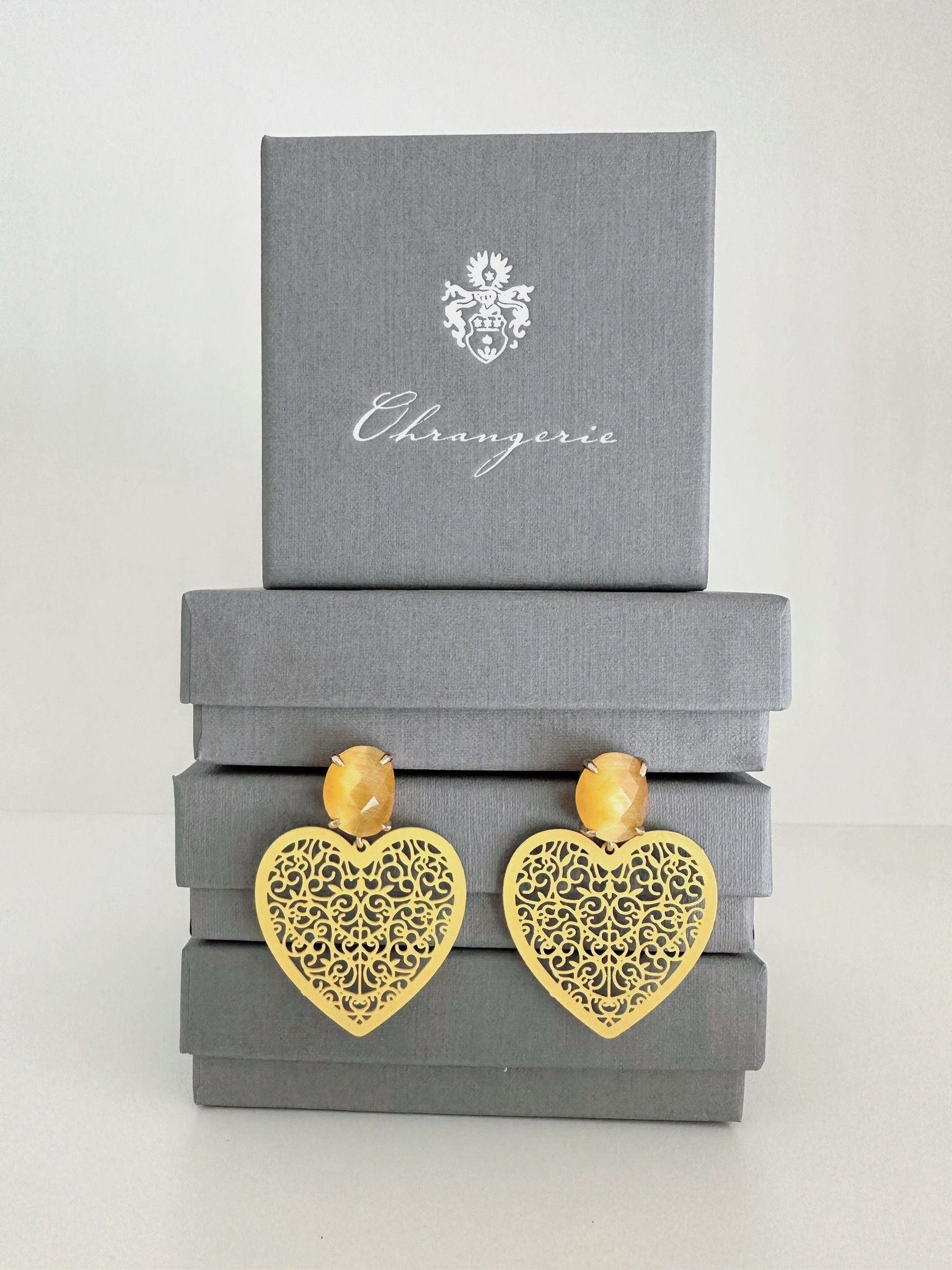 Herzerln aus Edelmetall, sonnengelb mit Zirkonia