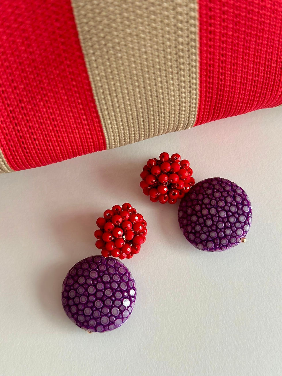 Miniaturbild: Rochenleder mit Glitzerbeerensteckern, rot/lila