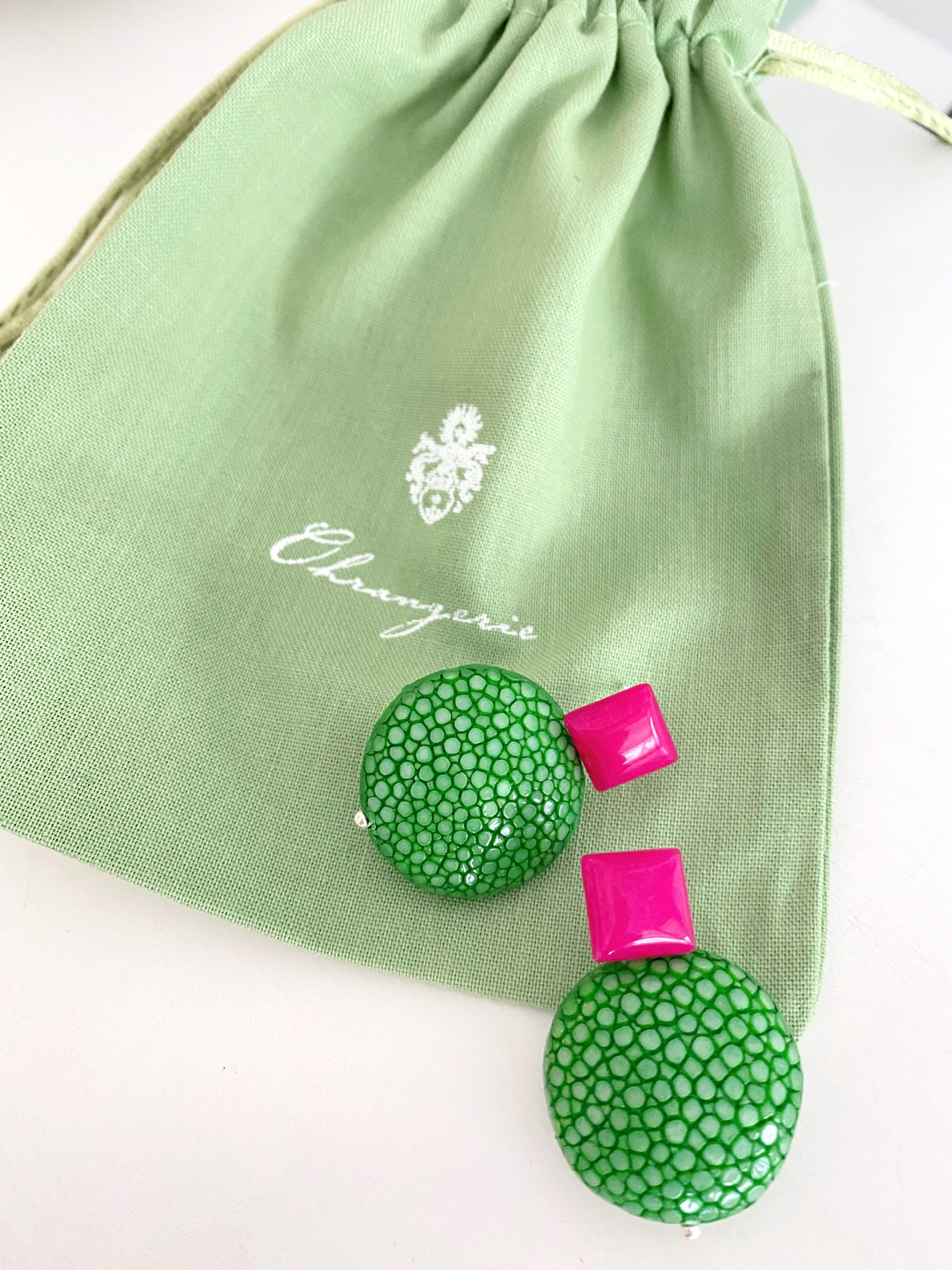 Ohrringe aus Rochenleder mit Jade, grasgrün-pink