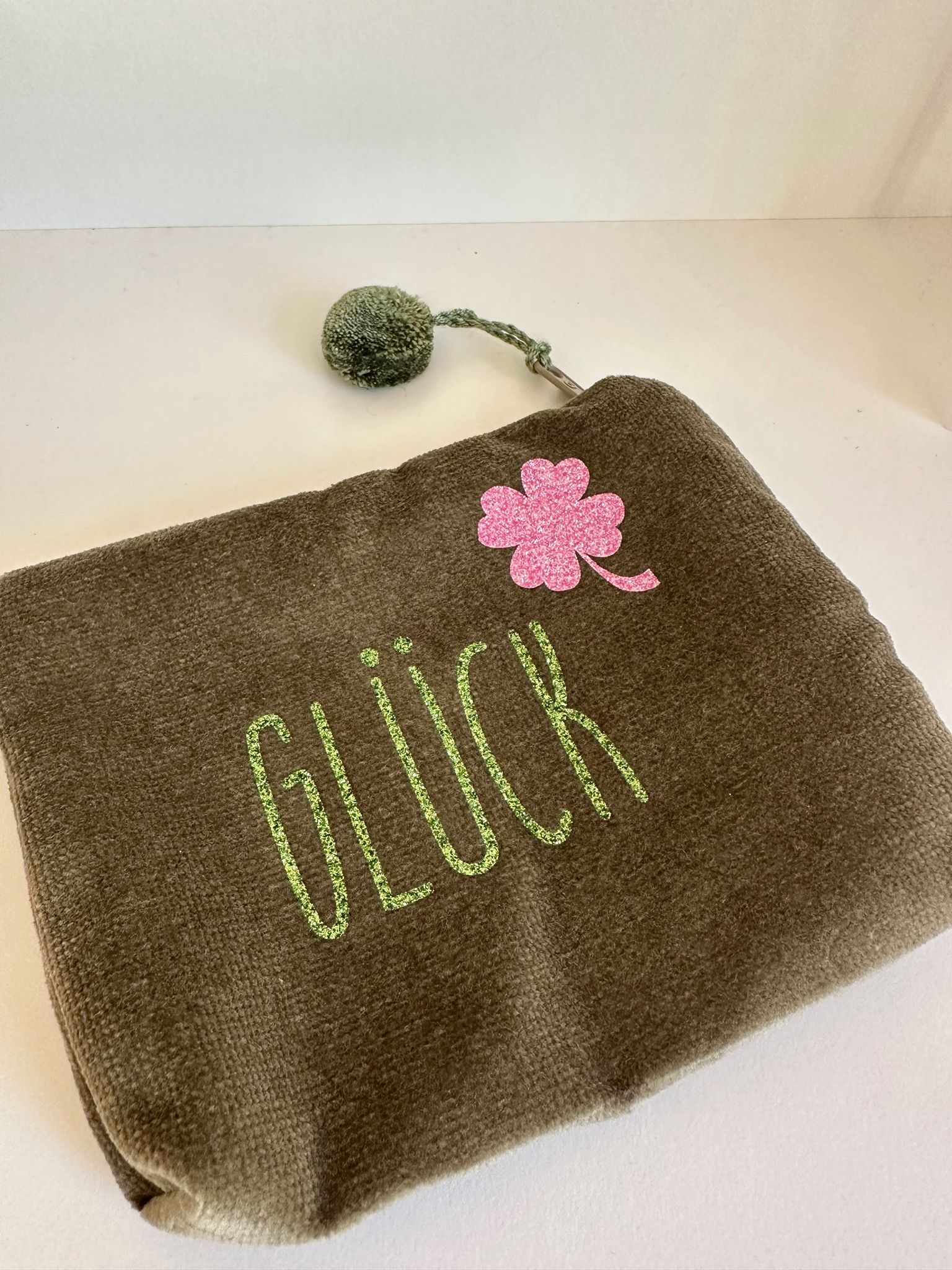 Samttascherl, moosgrün/grün/rosa "Glück", klein