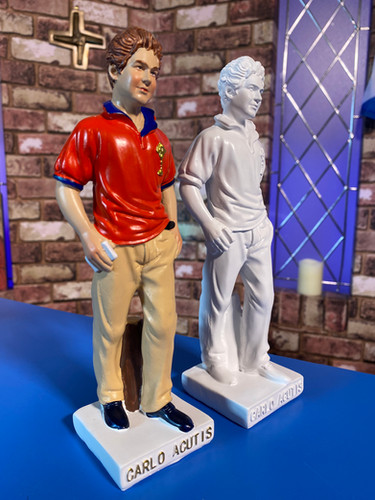 Carlo Acutis Statue 10,2 Cm - Gesegneter Teenager Mit Rosenkranz Und Laptop