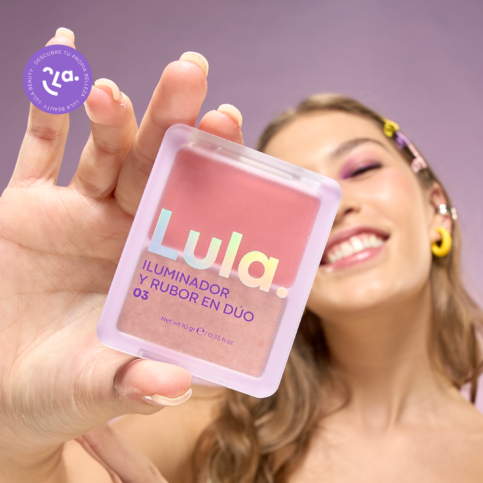 modelo mostrando frontal de rubor en polvo de lula beauty