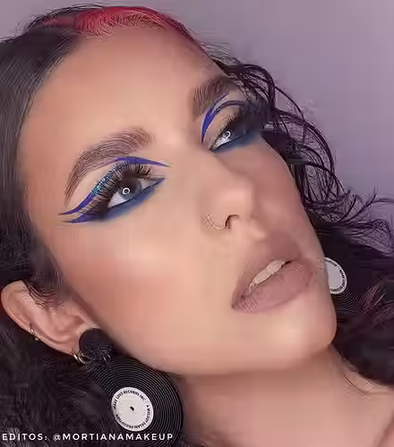 modelo usando aqualiners gamma de aurora pro makeup