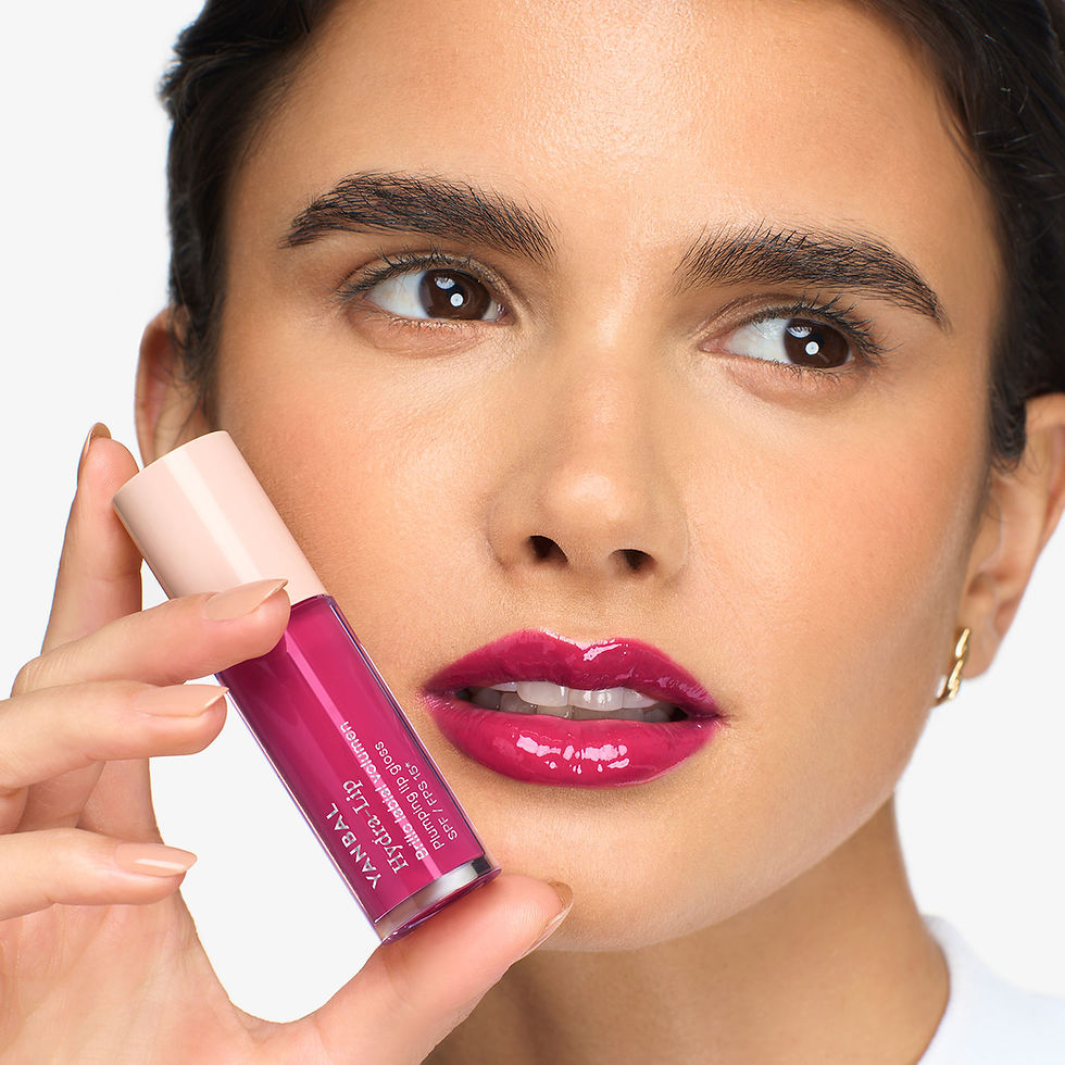 modelo usando brillo labial hidra-lip fucsia bold de yanbal
