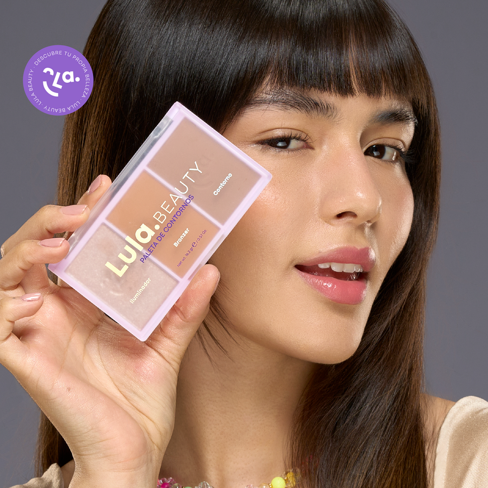 Mujer sosteniendo la paleta de contorno lula beauty