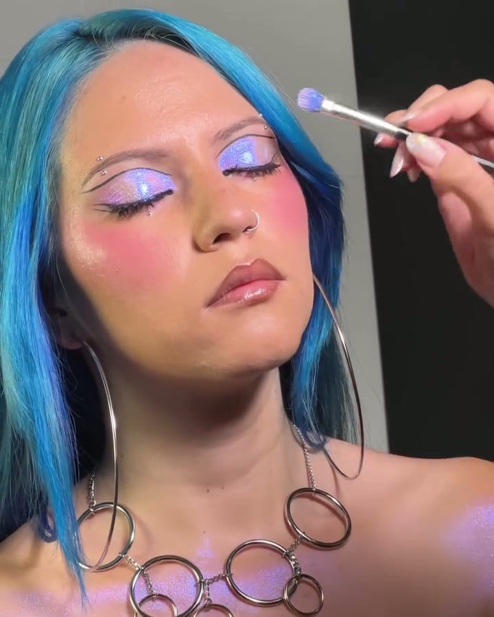 Modelo es maquillada con pigmento en gel subzero de aurora pro makeup