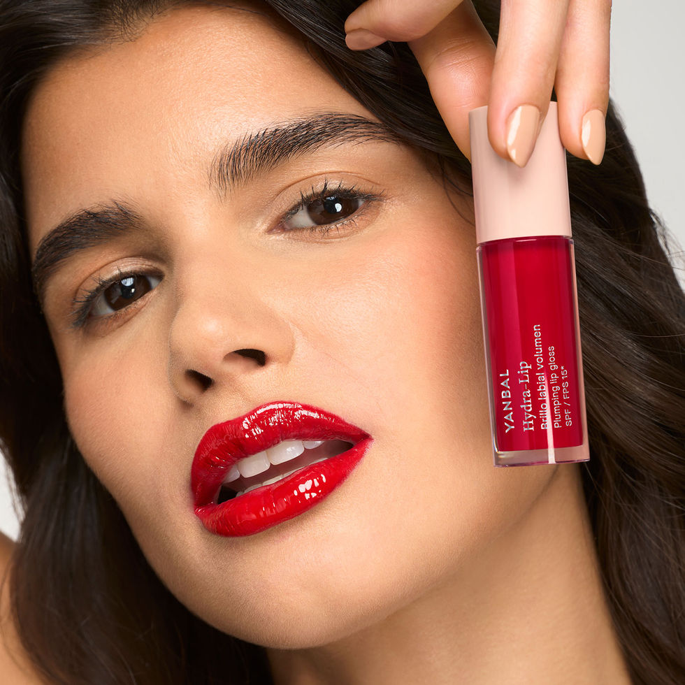 modelo usando de brillo labial hidra-lip red bloom de yanbal