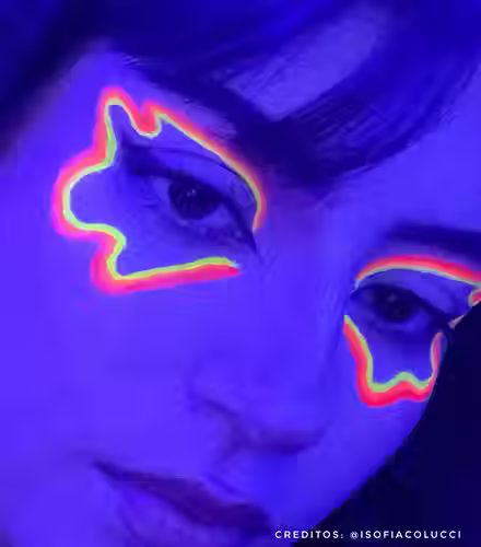 modelo usando aqualiners comet de aurora pro makeup