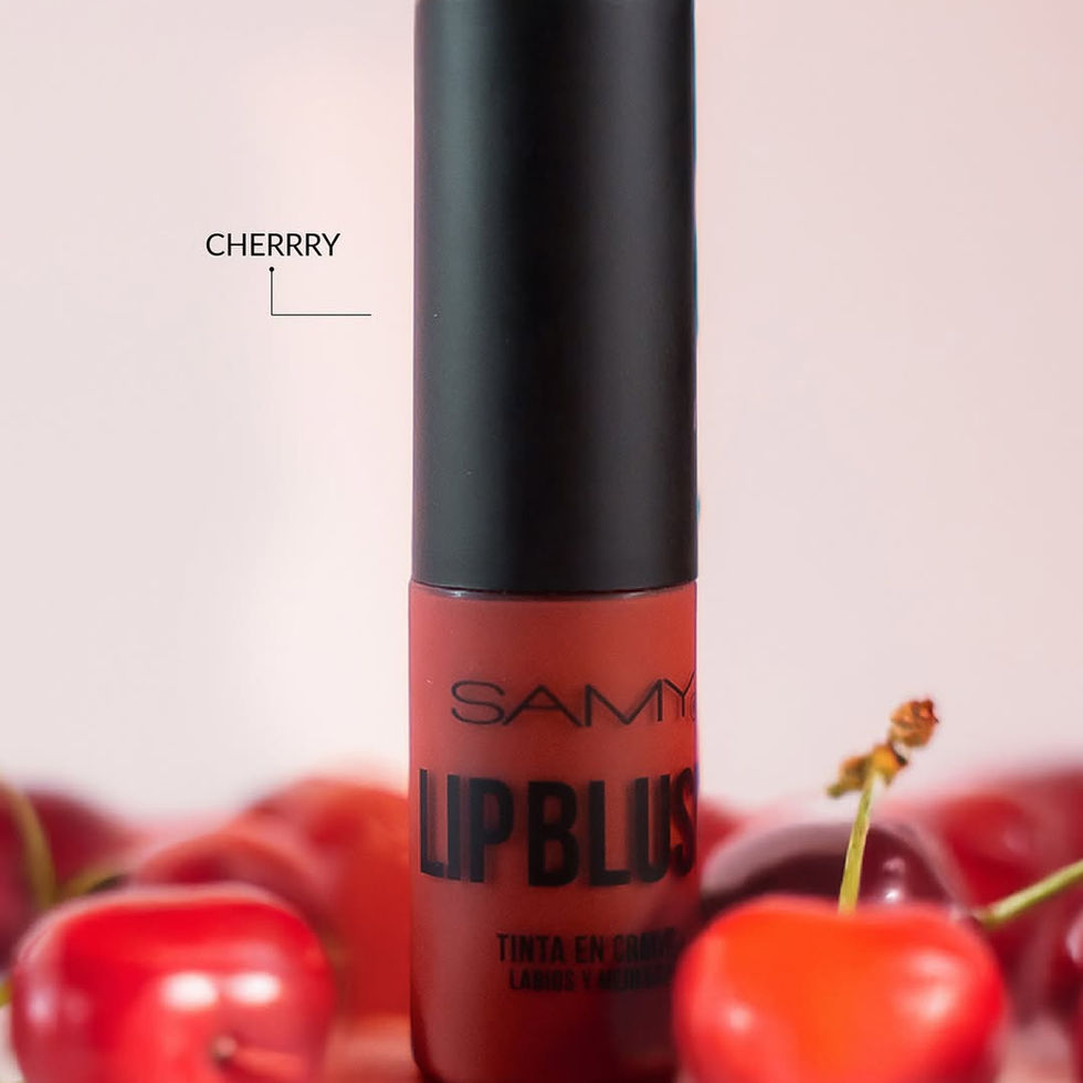 vista superior de modelo usando tinta en crema de samy tono cherry