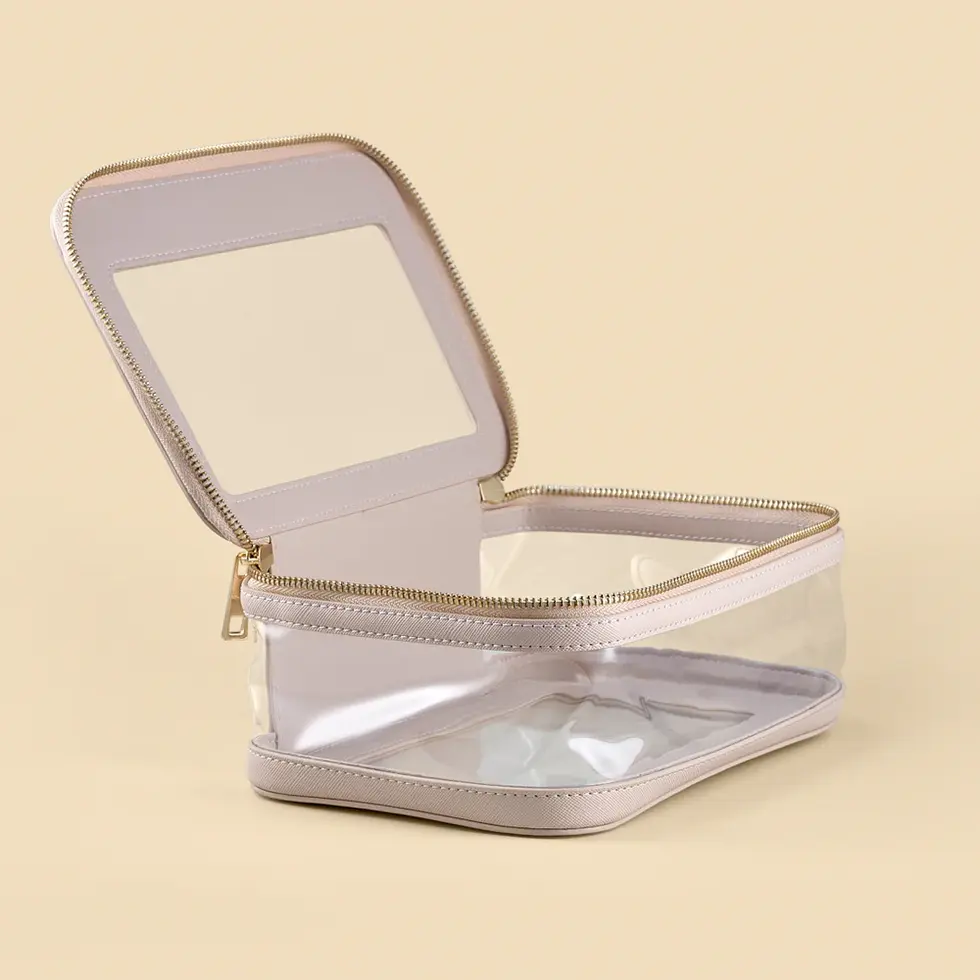 Vista frontal con tapa abierta de cosmetiquera cuadrada de atenea