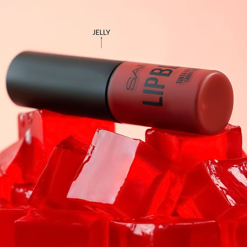 vista superior de modelo usando tinta en crema de samy tono jelly