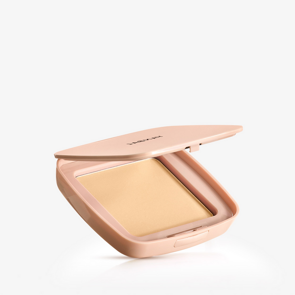 Vista frontal de polvo compacto de maquillaje en tono claro